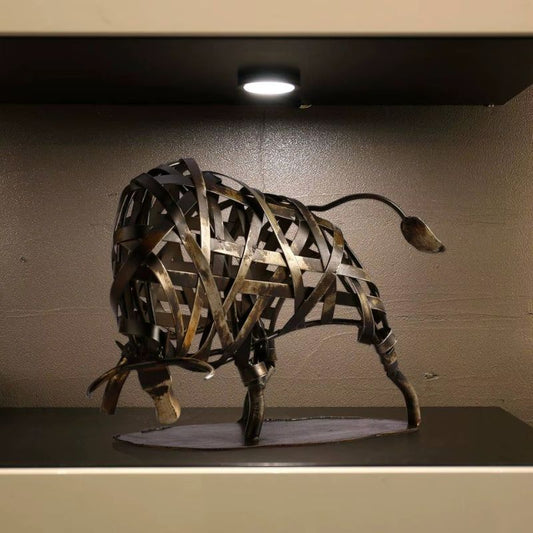 Metallskulptur Tjur – Modern Geometrisk Inredningsdetalj