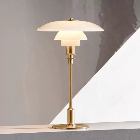 Klassisk dansk bordslampa – stilren design med glasskärm