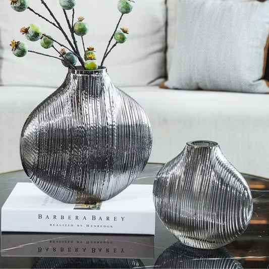 Glasvas i borstat silver – Elegant inredningsdetalj