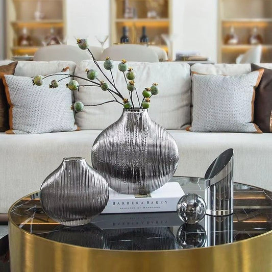 Glasvas i borstat silver – Elegant inredningsdetalj