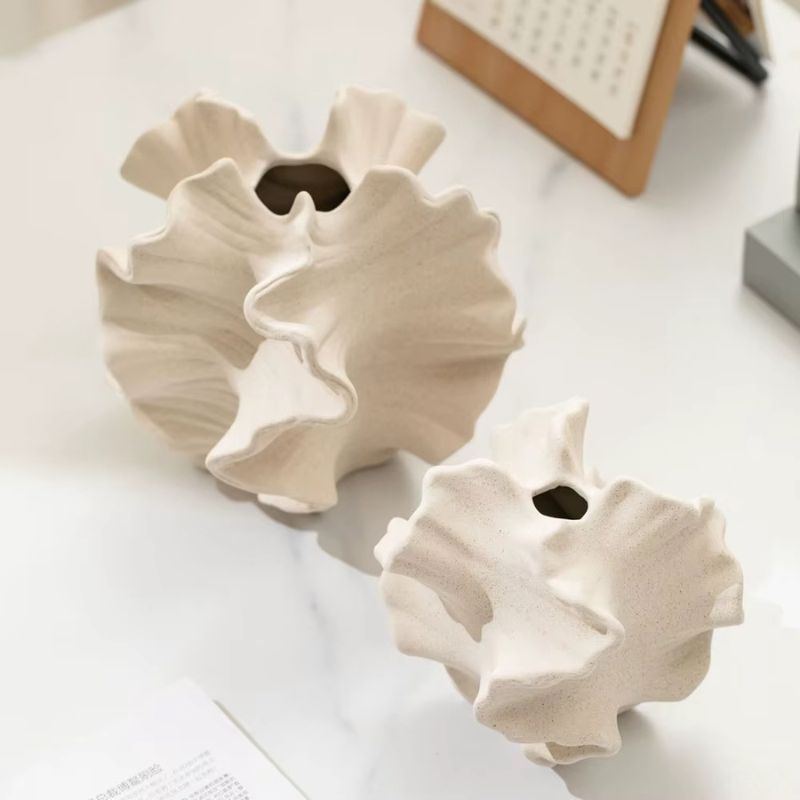 Keramisk Coral Vas – Nordisk Design i Beige eller Svart