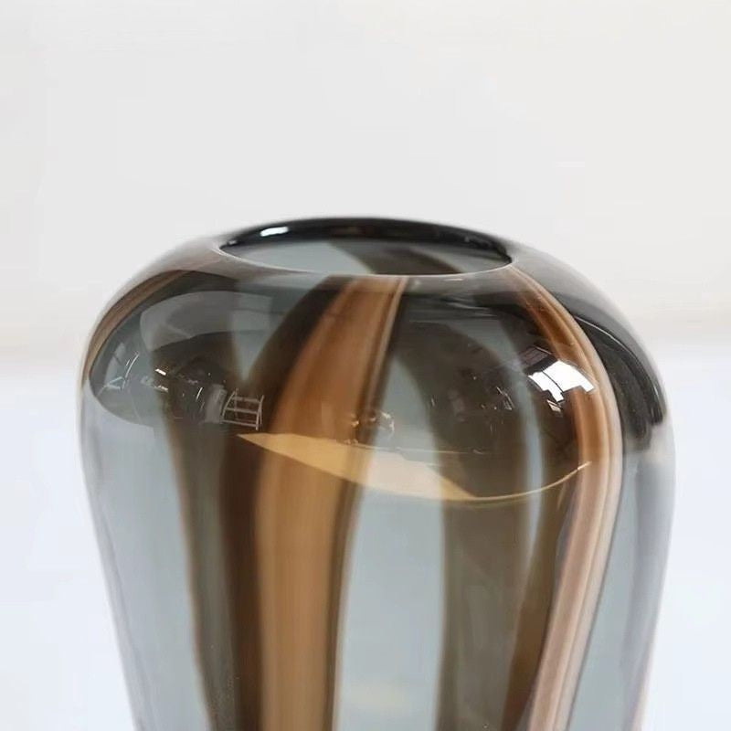 Randig Glasvas i Färgat Glas – Tidlös Design