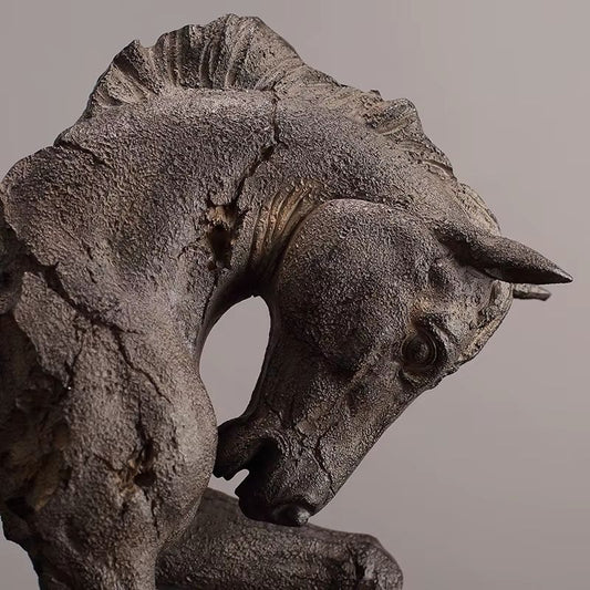 Krigshäst – Handgjord Hästskulptur i Resin