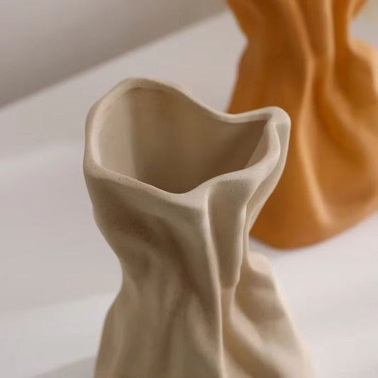 Keramikvas – Skrynklad och Stilren Design