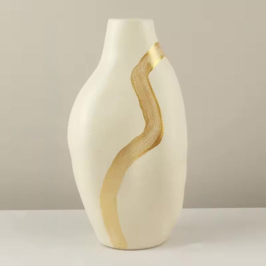 Keramikvas med Oregelbunden Form – Modern Dekoration med Gyllene Stripes