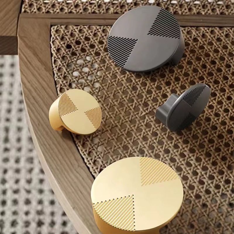 Runda knoppar i solid zinklegering – stilren nordisk design