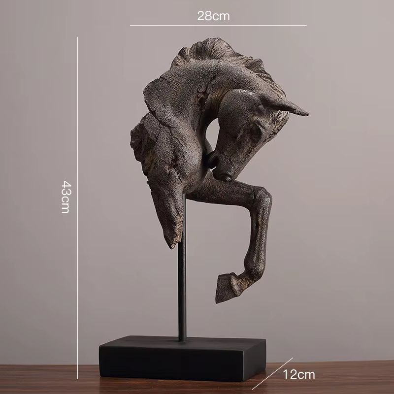 Krigshäst – Handgjord Hästskulptur i Resin