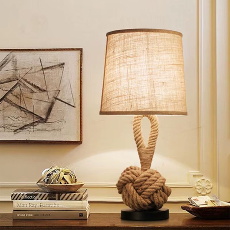 Bordslampa i Amerikansk Stil med Repdetaljer – Vintageinspirerad Charm