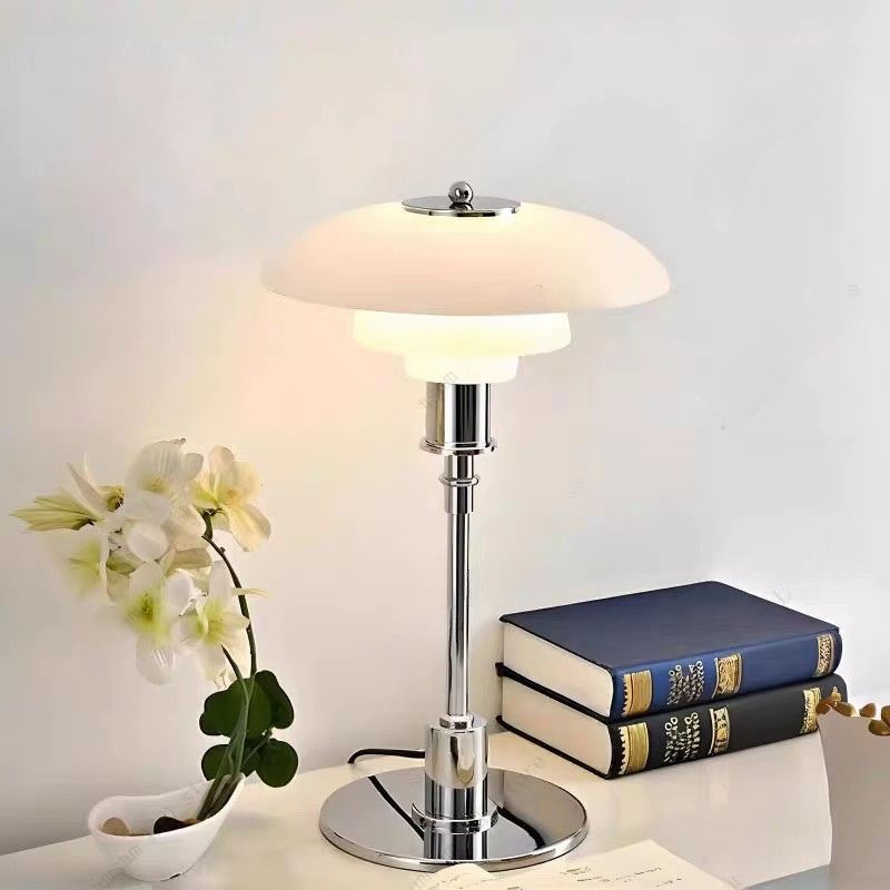 Klassisk dansk bordslampa – stilren design med glasskärm