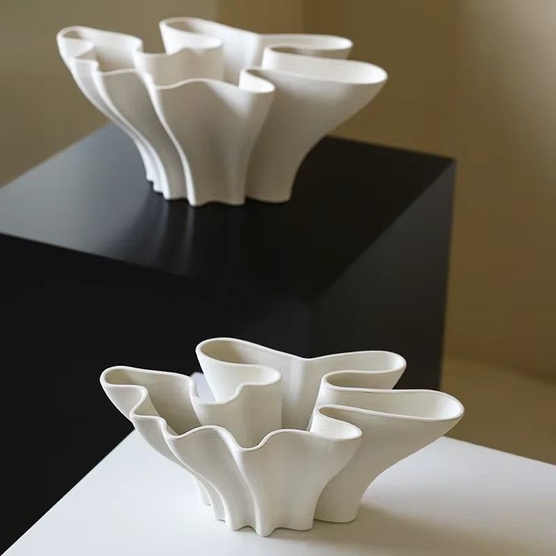 Elegant Blomvas i Keramik – Modern Design i Floralt Utförande