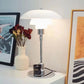 Klassisk dansk bordslampa – stilren design med glasskärm