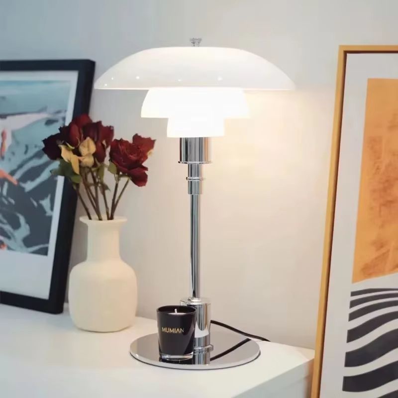 Klassisk dansk bordslampa – stilren design med glasskärm