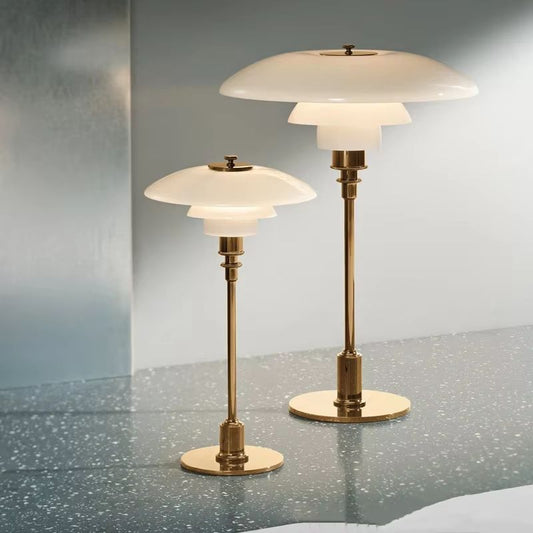 Klassisk dansk bordslampa – stilren design med glasskärm