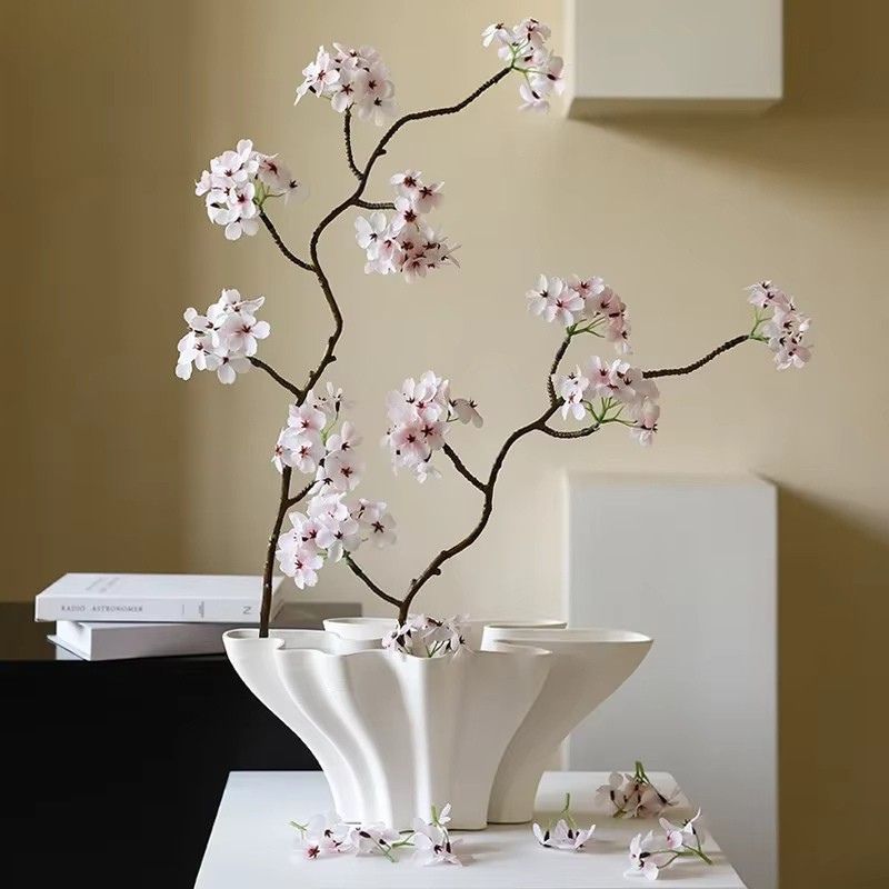 Elegant Blomvas i Keramik – Modern Design i Floralt Utförande
