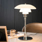 Klassisk dansk bordslampa – stilren design med glasskärm