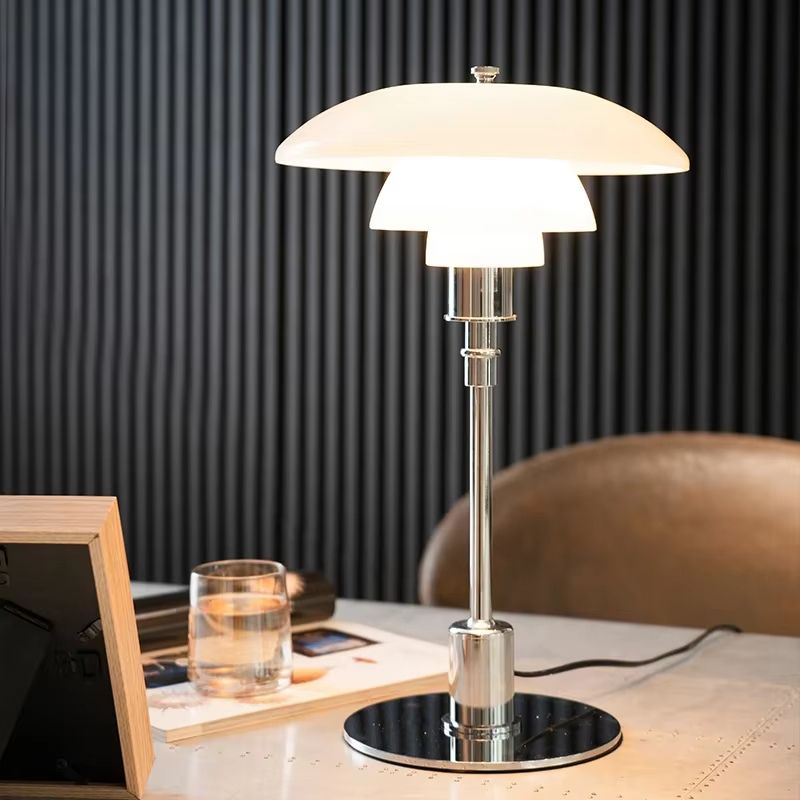 Klassisk dansk bordslampa – stilren design med glasskärm