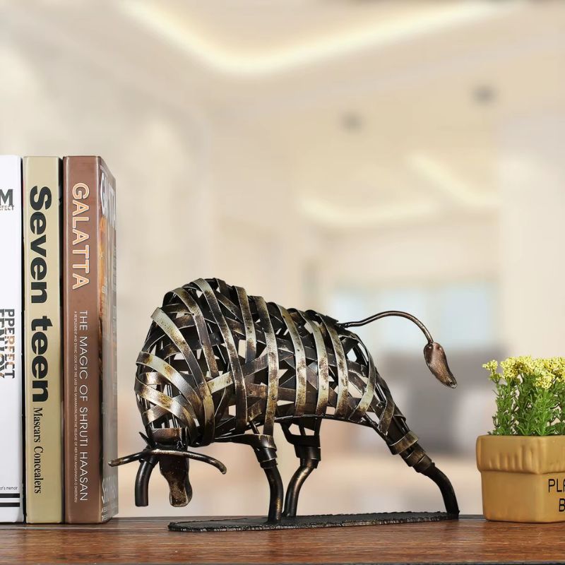 Metallskulptur Tjur – Modern Geometrisk Inredningsdetalj