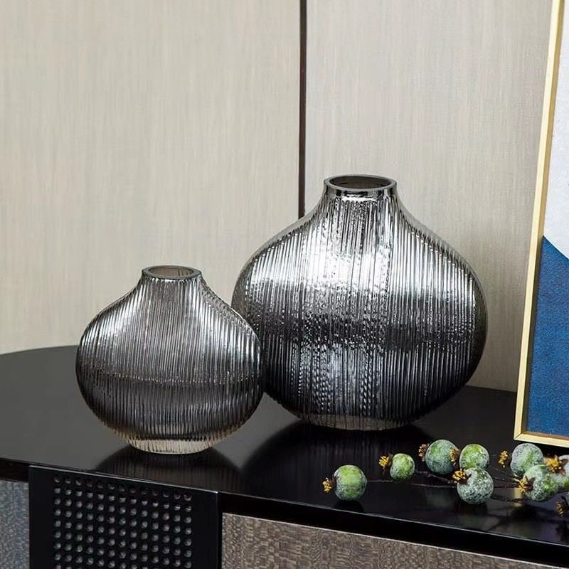 Glasvas i borstat silver – Elegant inredningsdetalj