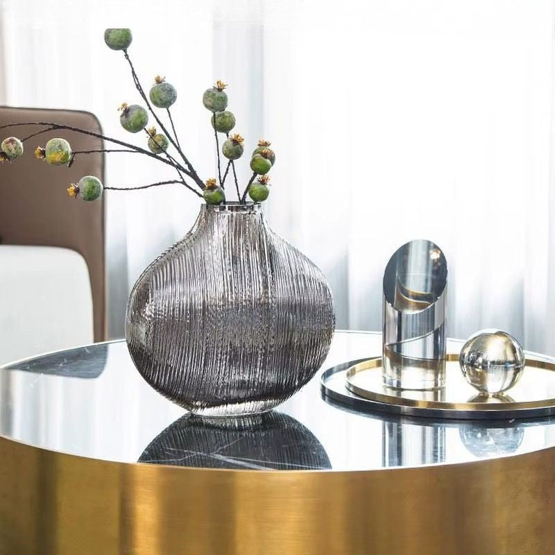 Glasvas i borstat silver – Elegant inredningsdetalj