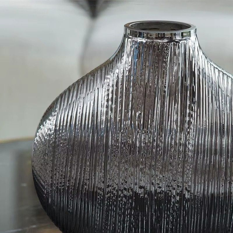 Glasvas i borstat silver – Elegant inredningsdetalj