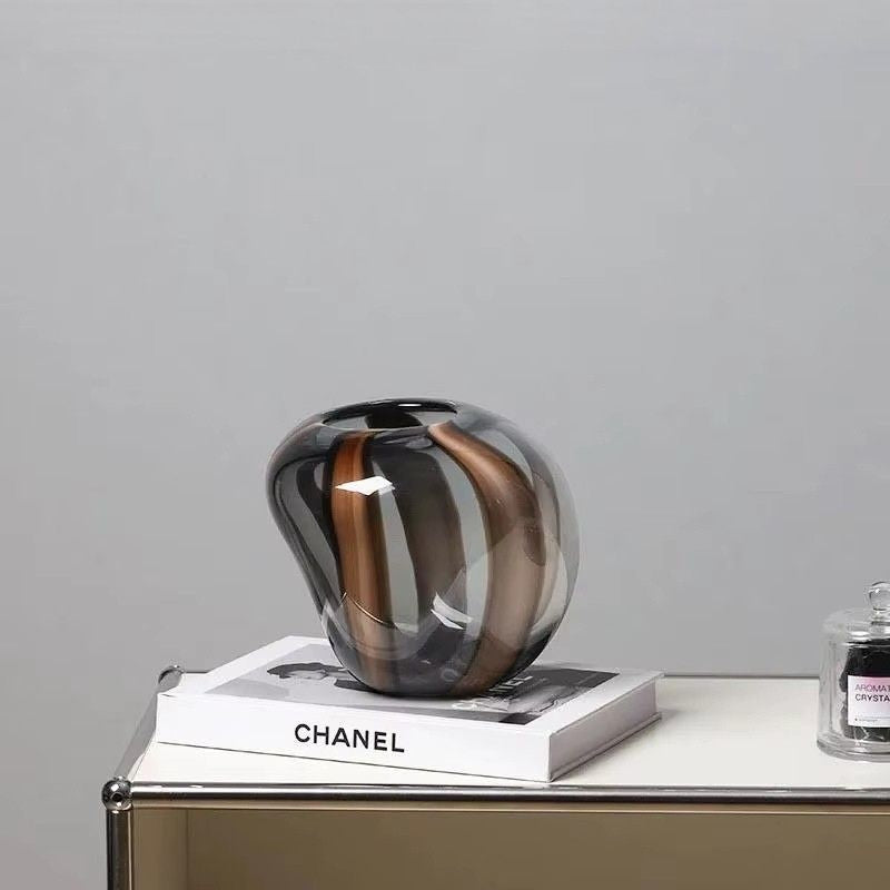 Randig Glasvas i Färgat Glas – Tidlös Design