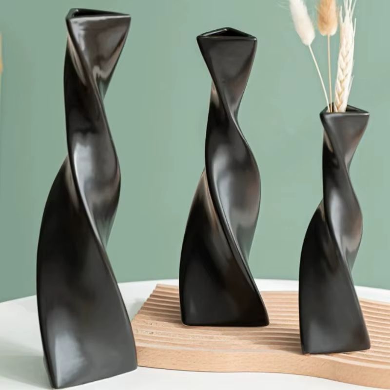 Minimalistisk Svart Keramikvas – Tvistad Design