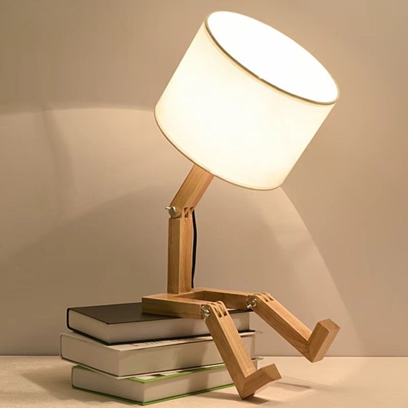 Bordslampa i nordisk robotdesign – stilren träbelysning med E14-sockel