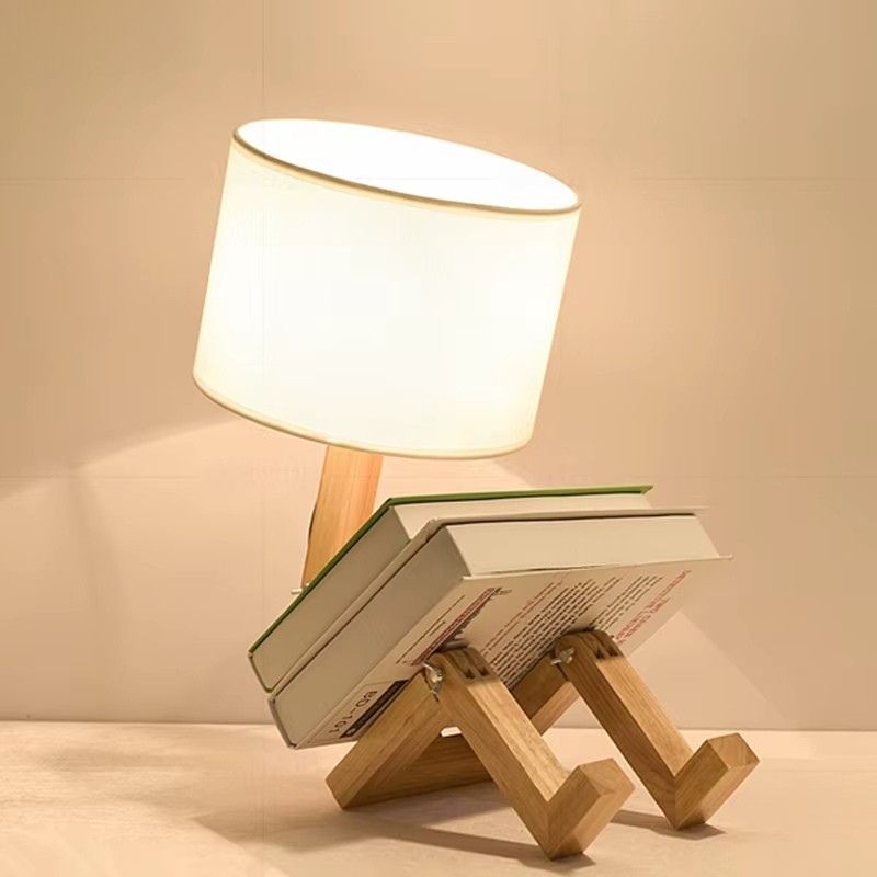 Bordslampa i nordisk robotdesign – stilren träbelysning med E14-sockel