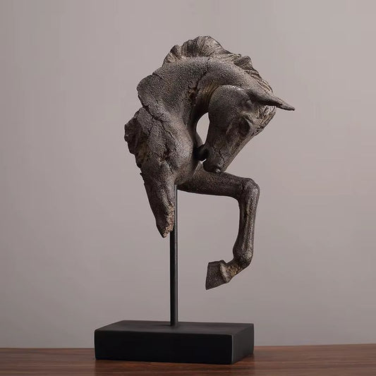 Krigshäst – Handgjord Hästskulptur i Resin