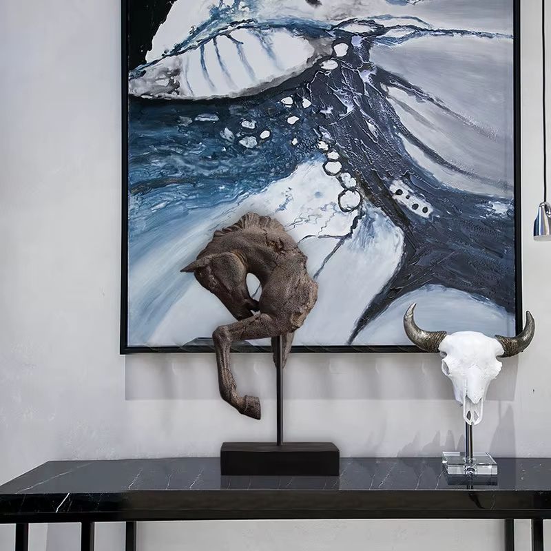 Krigshäst – Handgjord Hästskulptur i Resin