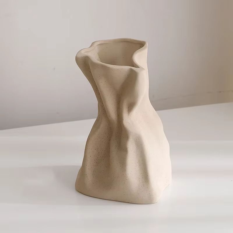 Keramikvas – Skrynklad och Stilren Design