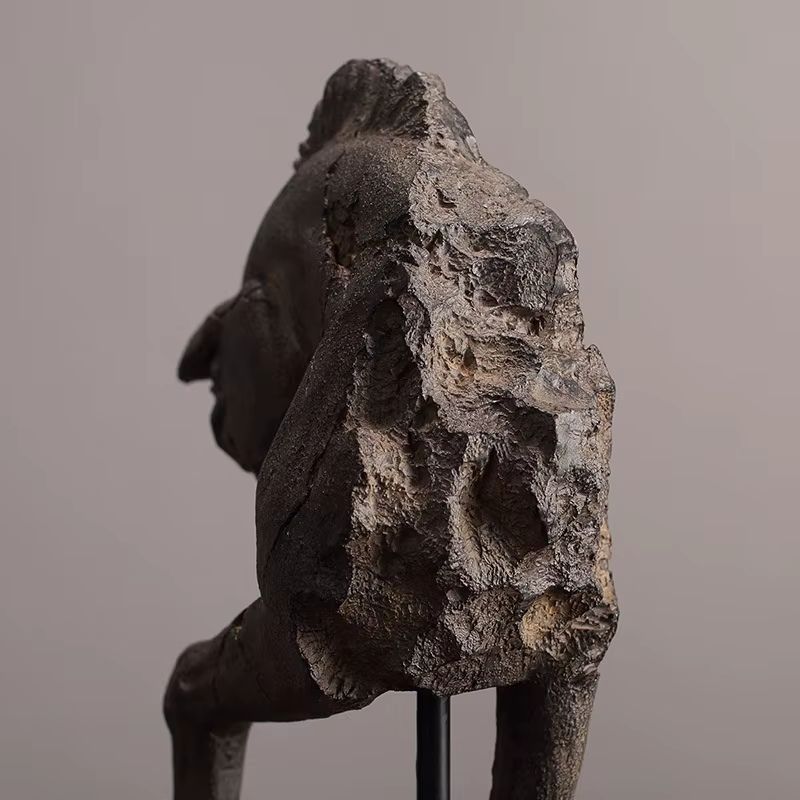 Krigshäst – Handgjord Hästskulptur i Resin