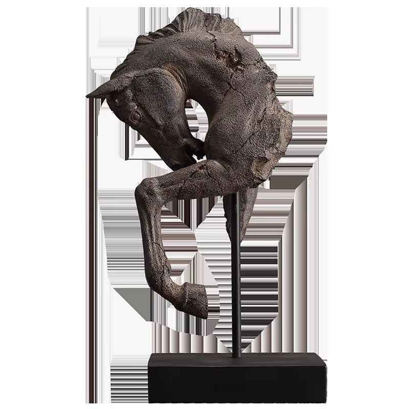 Krigshäst – Handgjord Hästskulptur i Resin