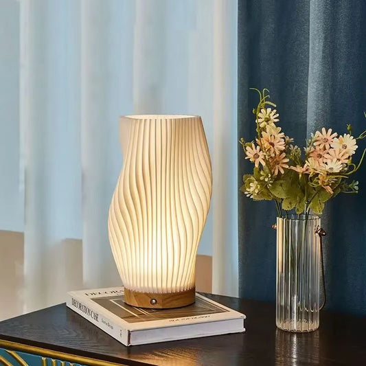 Stämningsfull Bordslampa i Fransk Stil – Röd Veckad Skärm